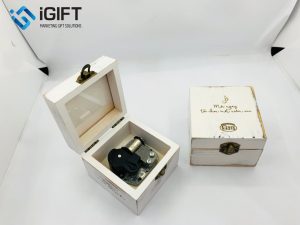 Hộp nhạc gỗ vặn cót khắc logo Phim Em Và Trịnh