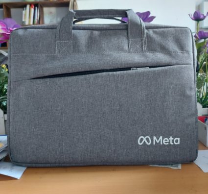 Túi laptop in logo Meta Quà tặng công nghệ doanh nghiệp