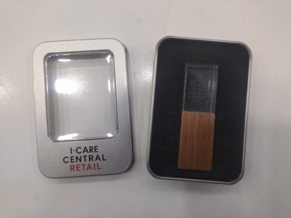 USB pha lê vỏ gỗ phát sáng khắc logo I Care Quà tặng công nghệ doanh nghiệp