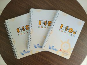 Sổ tay và Bút bi in logo KID English
