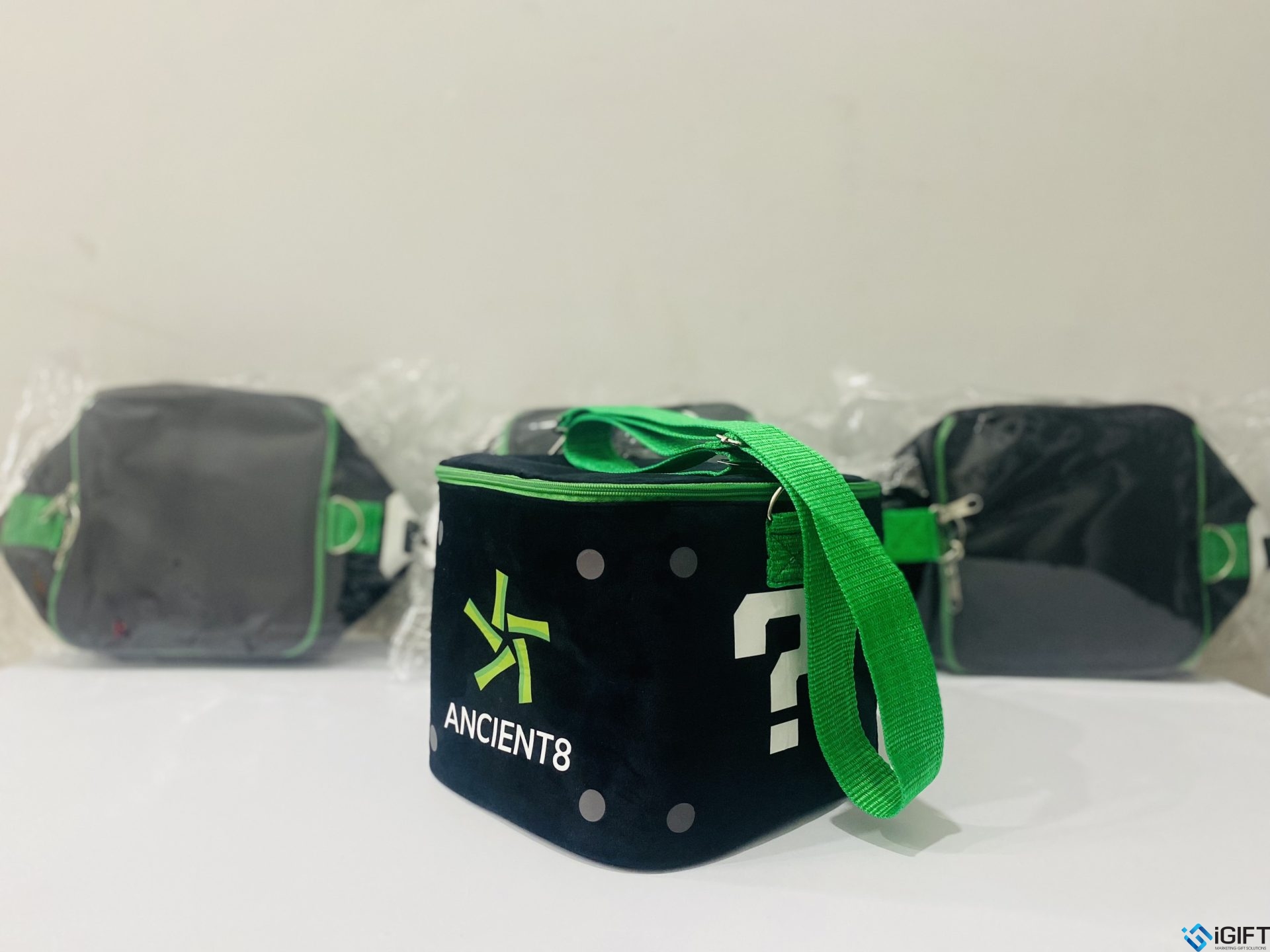 Túi giữ nhiệt in logo Accient8 Quà tặng công nghệ doanh nghiệp