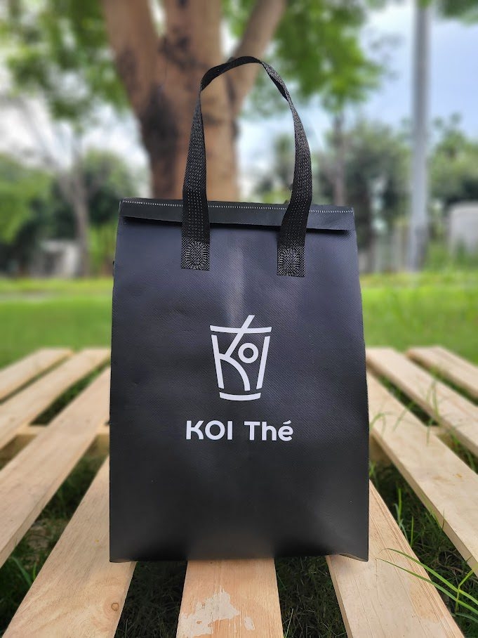 Túi giữ nhiệt vải không dệt in logo Koi Kafe Quà tặng công nghệ doanh nghiệp