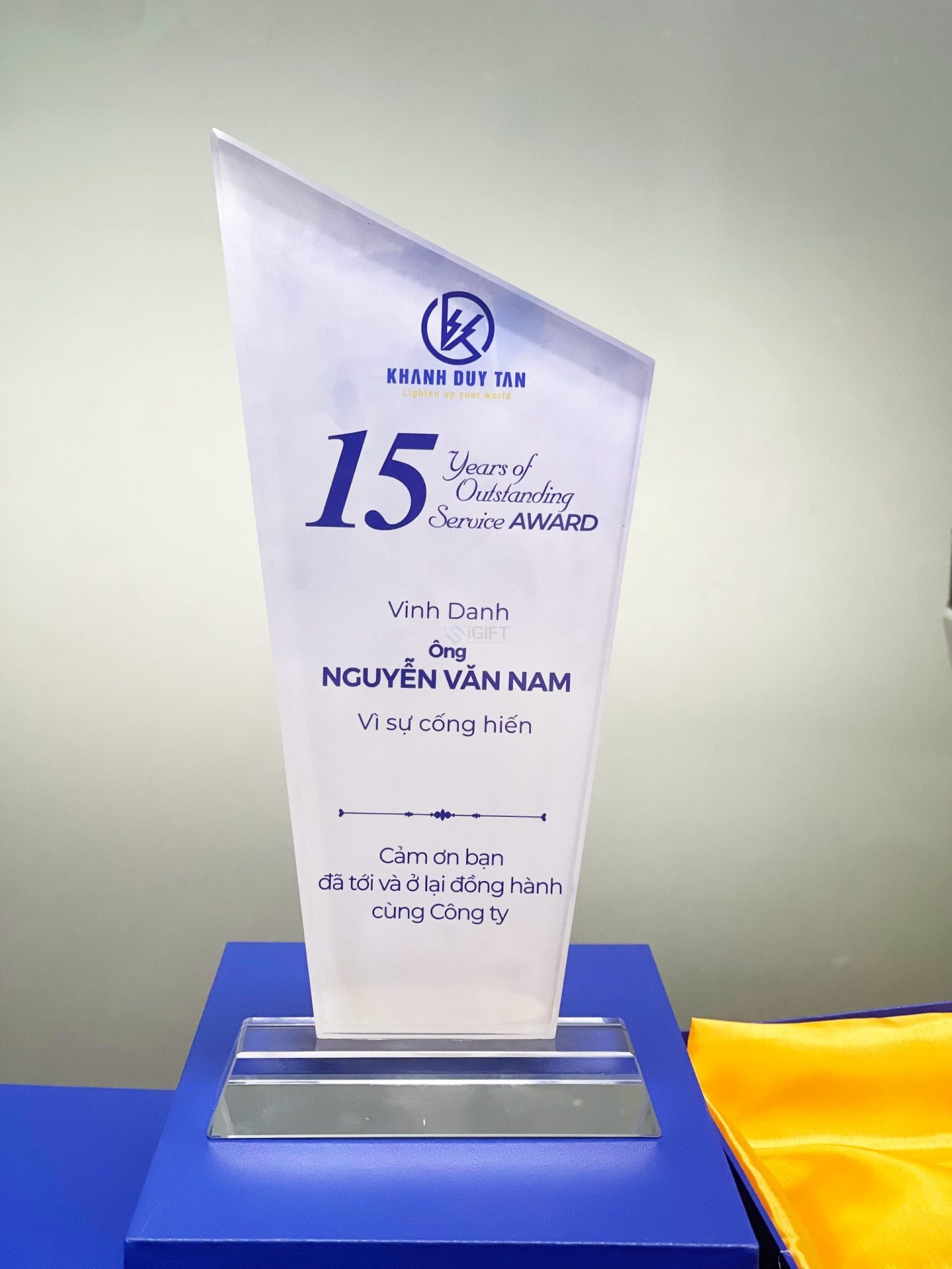 Kỷ niệm chương in theo yêu cầu công ty Khánh Duy Tân Quà tặng công nghệ doanh nghiệp