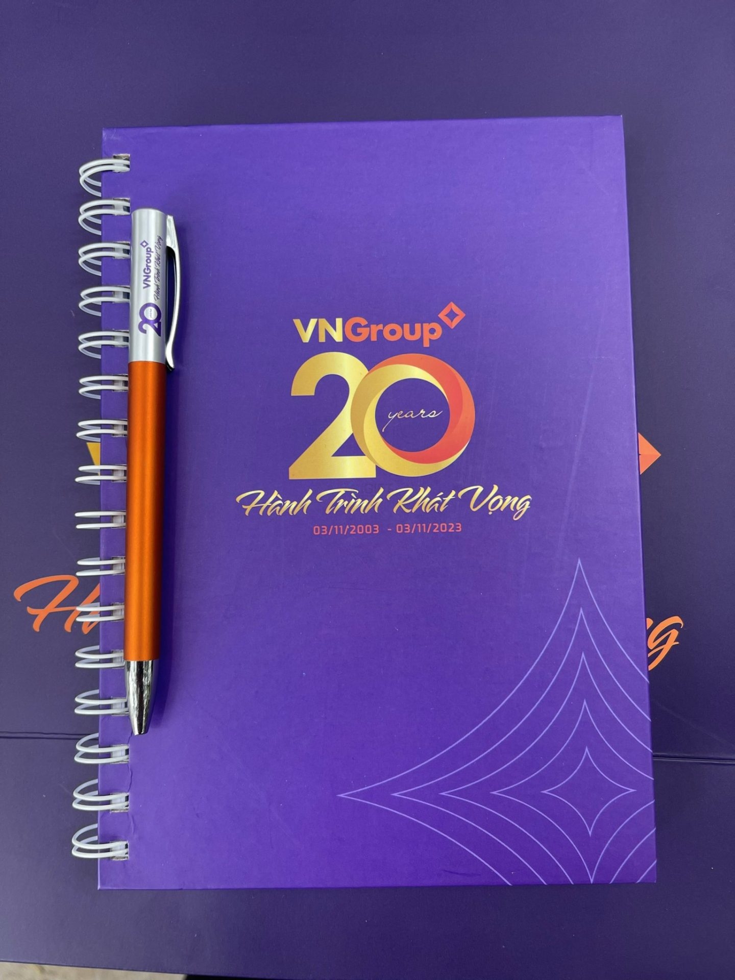 Bộ quà tặng kỷ niệm 20 năm VNGroup Quà tặng công nghệ doanh nghiệp