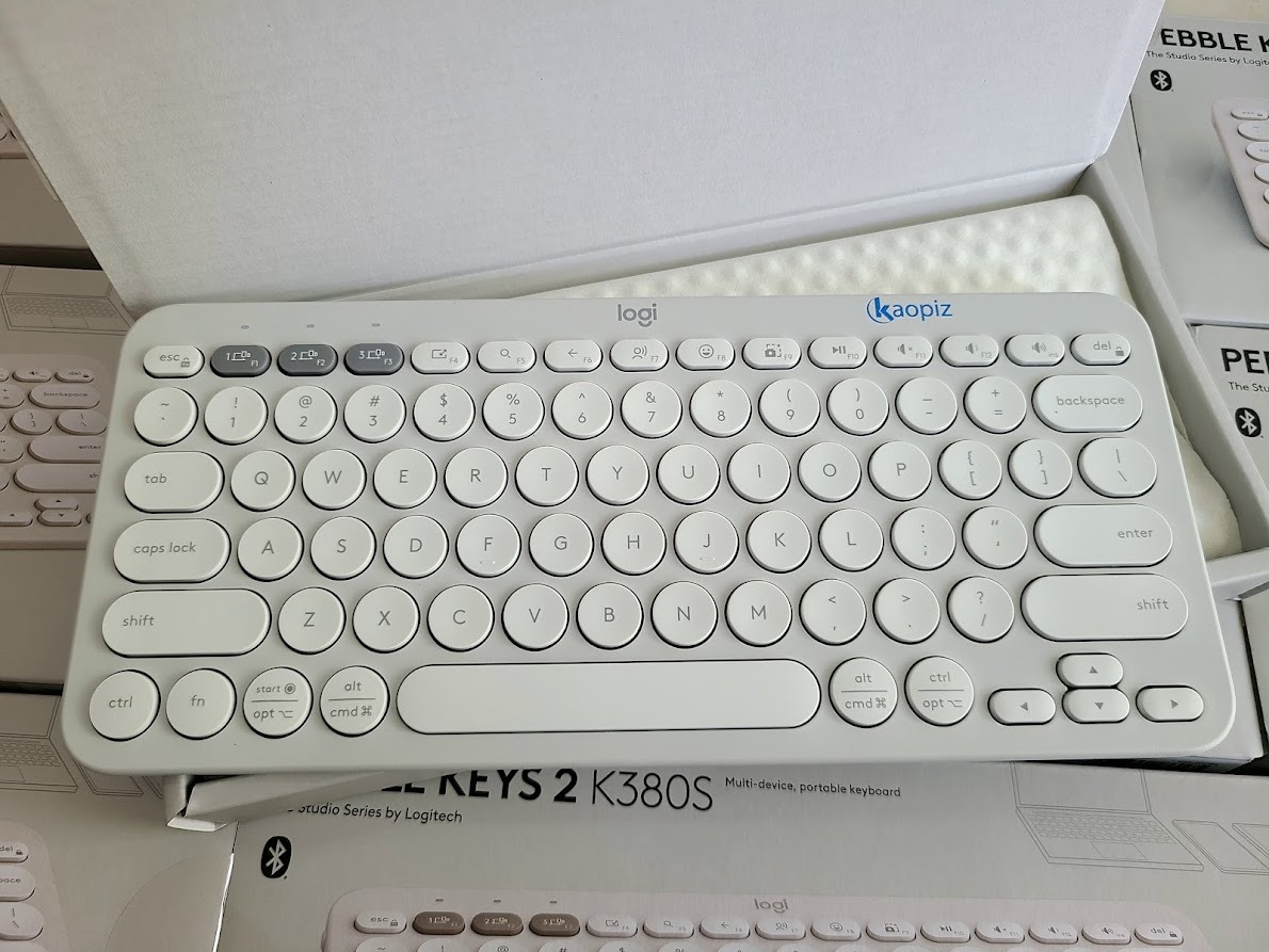 Bàn phím logitech in logo Kaopiz Quà tặng công nghệ doanh nghiệp