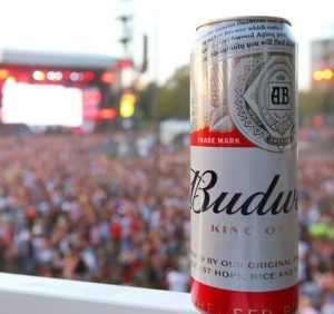 "Vua của các loại bia" Budweiser và Chiến lược quảng cáo bằng quà tặng Quà tặng công nghệ doanh nghiệp