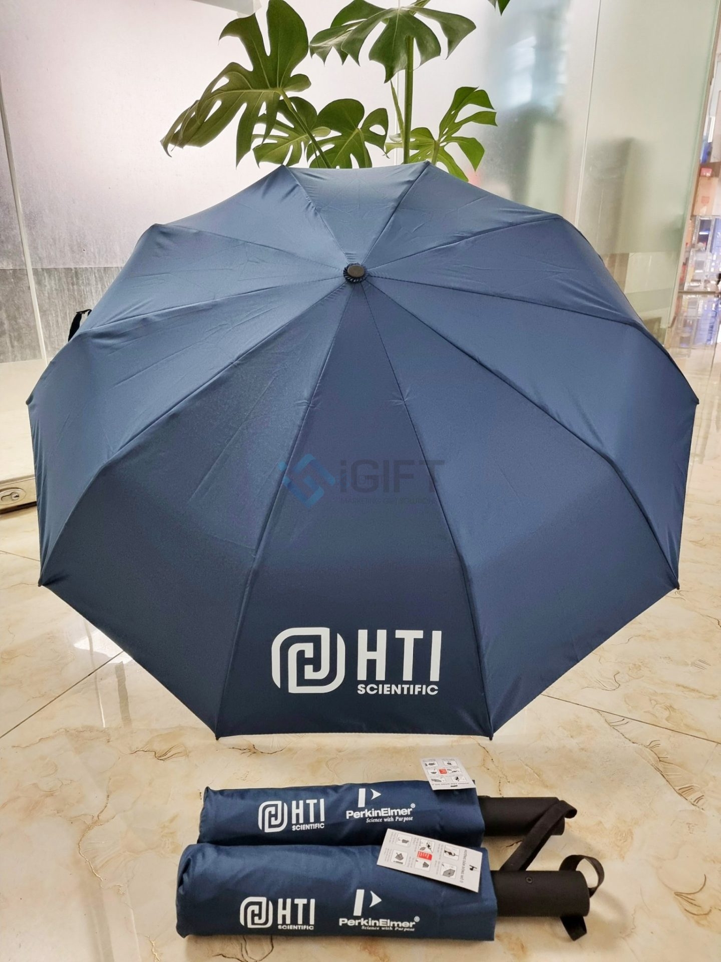 Ô dù cầm tay in logo HTI Quà tặng công nghệ doanh nghiệp