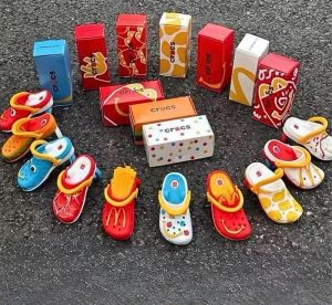 McDonald's với bộ 10 móc khóa “dép” Crocs độc quyền Quà tặng công nghệ doanh nghiệp