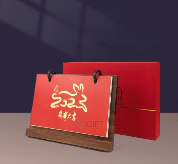 Lịch đế gỗ có khe đựng bút - Khắc logo theo yêu cầu - MS07