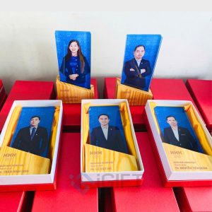 Kỷ niệm chương cá nhân hóa - In logo Hùng Hậu Group