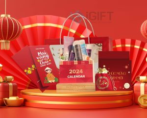Set Ấn Phẩm Tết 2025: Túi May Mắn, Thư Cảm Ơn, Lì Xì, và Lịch Đế Gỗ