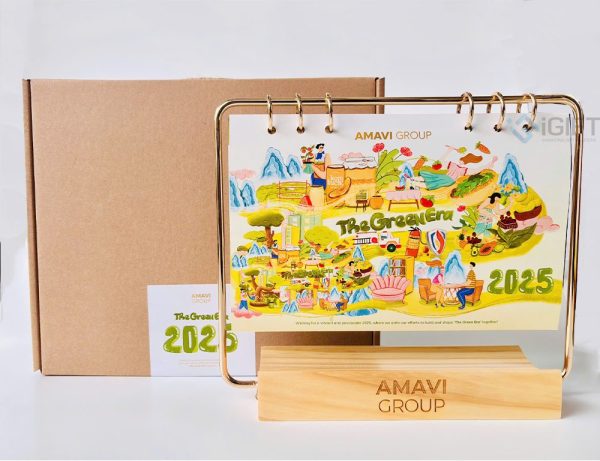 Lịch để bàn đế gỗ khắc logo SHIELD - AMAVI GROUP