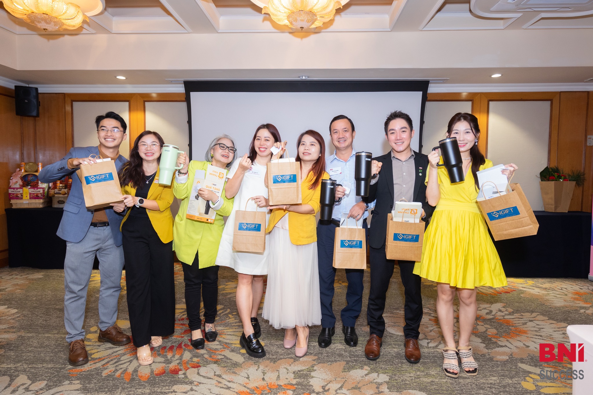 Bộ nhận diện thương hiệu iGIFT và cách mà khách hàng tiếp cận iGIFT Quà tặng công nghệ doanh nghiệp