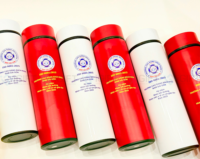 Ly giữ nhiệt in logo theo yêu cầu – Đẳng cấp thương hiệu trong từng chi tiết Quà tặng công nghệ doanh nghiệp