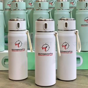 Ly giữ nhiệt in logo theo yêu cầu – Đẳng cấp thương hiệu trong từng chi tiết Quà tặng công nghệ doanh nghiệp