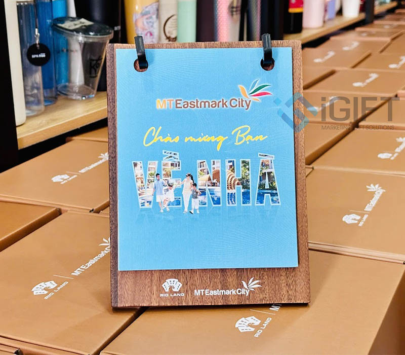 So sánh lịch đế gỗ và lịch giấy – Doanh nghiệp nên chọn loại nào Tết 2026? Quà tặng công nghệ doanh nghiệp
