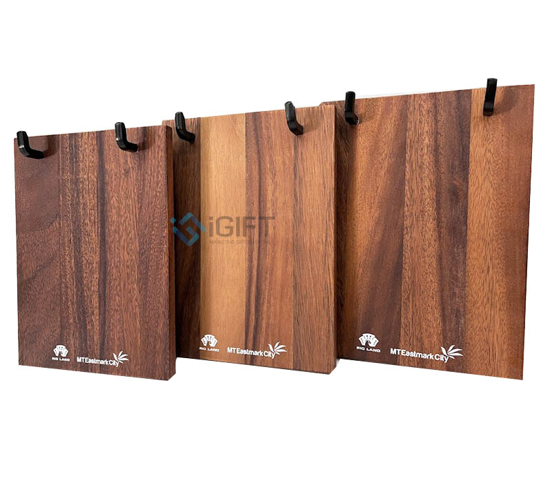 Công nghệ in/khắc logo và xử lý bề mặt trên lịch gỗ để bàn cao cấp 2026 Quà tặng công nghệ doanh nghiệp