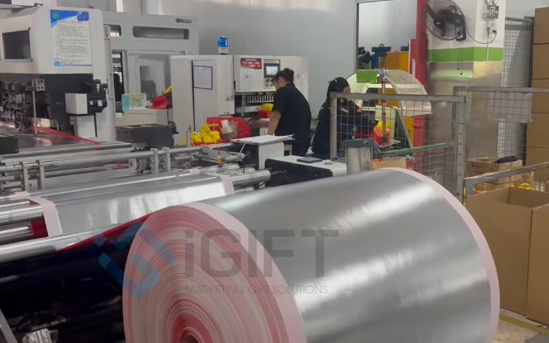 Sản xuất túi giữ nhiệt in logo tại xưởng | Tiến độ nhanh chóng 4 Sản xuất túi giữ nhiệt in logo tại xưởng | Tiến độ nhanh chóng Quà tặng công nghệ doanh nghiệp