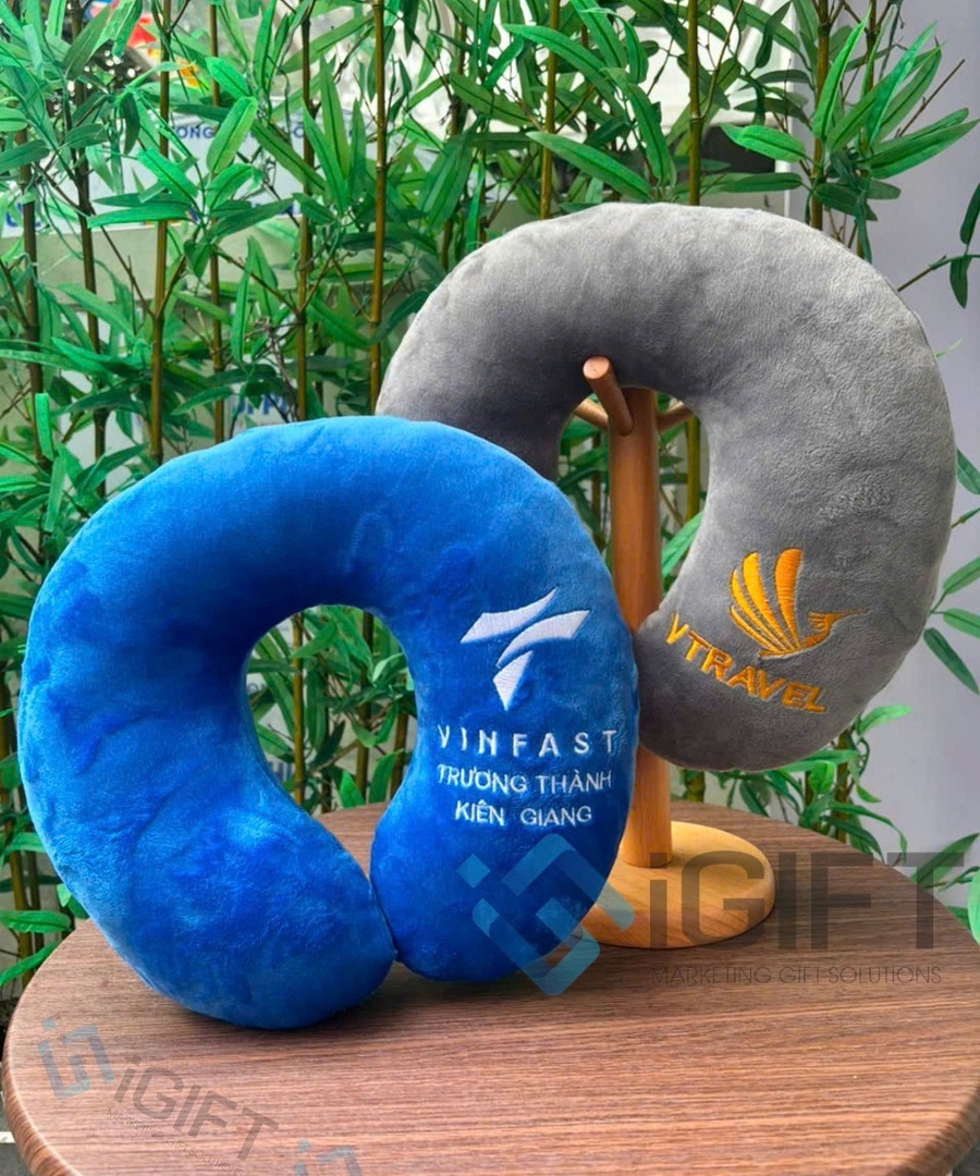Gối Chữ U In Logo – Giải Pháp Quà Tặng Doanh Nghiệp Thiết Thực Và Hiệu Quả 1 goi-chu-u-in-logo-2