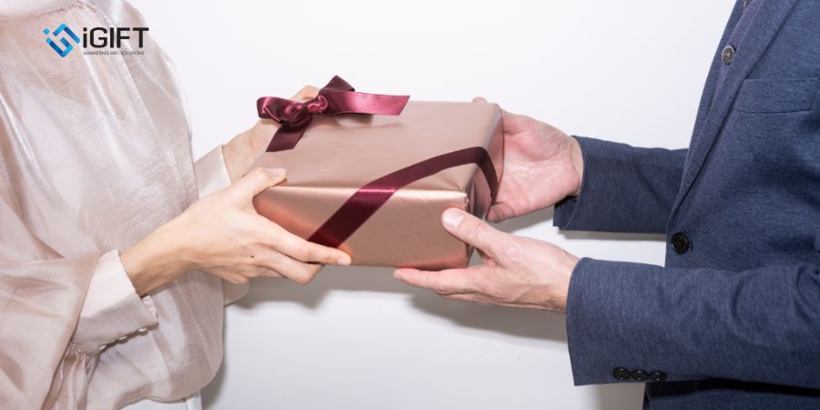 Quà tặng đối tác cuối năm: Gợi ý chọn quà sang trọng, ý nghĩa theo từng ngân sách 1 tai-sao-can-tang-qua-doi-tac-cuoi-nam