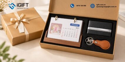 Set quà Tết kèm lịch gỗ in logo sang trọng cho doanh nghiệp 7 mau-bo-qua-tet-kem-lich-go-6